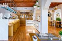 una grande cucina con pavimenti in legno e un ristorante di Alcanada Golf Hotel a Port d'Alcudia