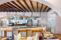 una grande cucina con molti tipi di cibo diversi di Alcanada Golf Hotel a Port d'Alcudia