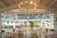 法恩莎Villa Abbondanzi Resort的一间设有白色桌子和吊灯的用餐室