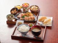 una mesa cubierta con platos de comida y tazones de comida en Hotel Murasakimura, en Yomitan