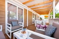 Posedenie v ubytovaní Glamping and Mobile Homes Lavanda - Holiday Centre Bi VIllage