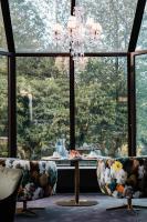 Un comedor con mesa y sillas y una gran ventana. en Hôtel Les Jardins de Deauville, en Saint-Martin-aux-Chartrains
