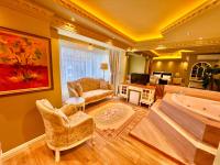 Posezení v ubytování REAL KiNG SUiTE HOTEL