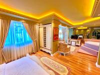 Postel nebo postele na pokoji v ubytování REAL KiNG SUiTE HOTEL