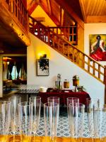 Un montón de copas de vino sobre una mesa en una habitación. en 方圓行止 Funyuan Village, en Puli