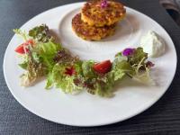 un plato blanco con algo de comida en una mesa en 方圓行止 Funyuan Village, en Puli