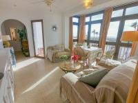 Posezení v ubytování Casa Nena Apartamento en Conil a 150m de la playa con vistas al mar