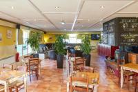 um restaurante com mesas e cadeiras e um quadro-negro em The Kiln Hotel, Part of AG Collection, Wakefield em Wakefield