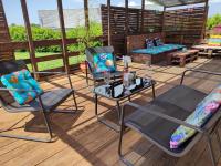 Część wypoczynkowa w obiekcie Le Cosy Occitan villa chaleureuse indépendante baignoire terrasse jardin