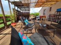 Część wypoczynkowa w obiekcie Le Cosy Occitan villa chaleureuse indépendante baignoire terrasse jardin