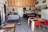 Kuchnia lub aneks kuchenny w obiekcie Le Cosy Occitan villa chaleureuse indépendante baignoire terrasse jardin