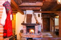 Семеен хотел Света Марина في دوبرينيشت: موقد من الطوب في غرفة مع النار