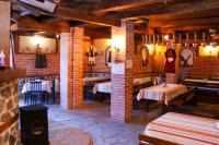 Семеен хотел Света Марина في دوبرينيشت: مطعم بطاولتين وجدار من الطوب