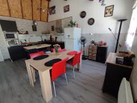 Kuchnia lub aneks kuchenny w obiekcie Le Cosy Occitan villa chaleureuse indépendante baignoire terrasse jardin