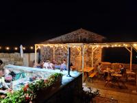 un gruppo di persone sedute in un patio di notte di Agriturismo Il Borgo della Canapa a San Benedetto