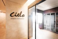 Un cartel en la pared de un restaurante. en Sun Valley Hotel, en Yeoju