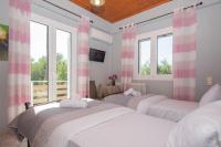 A bed or beds in a room at SOHORO Forest Hill Apartment by "elite"