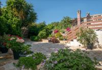 A garden outside SOHORO Forest Hill Apartment by "elite"