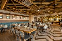 uma sala de jantar com mesas e cadeiras de madeira em Best Western Plus Metro Clark em Angeles