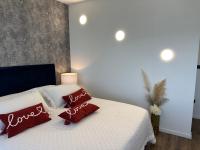Posteľ alebo postele v izbe v ubytovaní Apartments Satis
