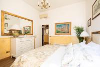 Posteľ alebo postele v izbe v ubytovaní Cozy and Chic Suite near Campo de Fiori