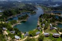 una vista aérea de un río con casas en Luxé Cabañas, en Guatapé