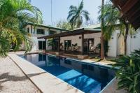 una piscina frente a una casa en Dream Surf House Avellana, en Playa Avellana