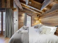 Łóżko lub łóżka w pokoju w obiekcie Chalet de prestige avec jacuzzi, sauna et cinéma - FR-1-570-42