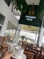 una taza de café en una mesa en un restaurante en Loma Alta Hotel Boutique, en Polo