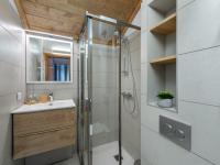 Kúpeľňa v ubytovaní Duplex Moderne à Méribel : Ski aux Pieds, Piscine et Spa Inclus - FR-1-566-55