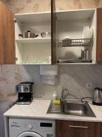 A kitchen or kitchenette at Colonel apartment 937