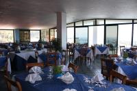 A restaurant or other place to eat at Hotel La Scogliera