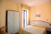 A bed or beds in a room at Hotel La Scogliera