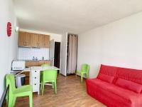 Kuchnia lub aneks kuchenny w obiekcie Studio côtier rénové climatisé avec parking privé, Carnon, aménagé pour 3 pers - FR-1-715-23