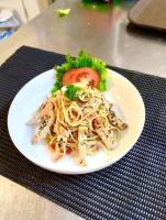 un plato de pasta con un tomate en una mesa en Kuta Majesty Hotel, en Legian