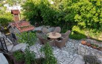 Zahrada ubytování 1 Bedroom Stunning Apartment In Komarna