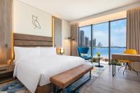 Postel nebo postele na pokoji v ubytování voco Dubai The Palm by IHG