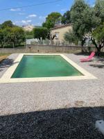 Het zwembad bij of vlak bij Villa dans le Gard situ&eacute;e entre N&icirc;mes, Al&egrave;s et Uz&egrave;s avec piscine et spa jacuzzi