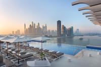 Bazén v ubytování voco Dubai The Palm by IHG nebo v jeho okolí