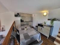 Kuchnia lub aneks kuchenny w obiekcie PORTICCIO villa dans résidence avec piscines 4-6 personnes BRILOC Appartements