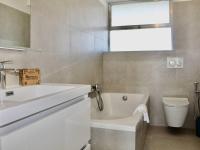 Een badkamer bij Appartement Villeneuve-Loubet, 3 pi&egrave;ces, 6 personnes - FR-1-252A-62