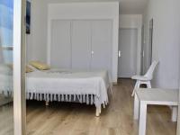 Een bed of bedden in een kamer bij Appartement Villeneuve-Loubet, 3 pi&egrave;ces, 6 personnes - FR-1-252A-62