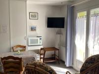 Televízia a/alebo spoločenská miestnosť v ubytovaní Charmant Studio Centre Amélie-les-Bains avec Balcon, Garage et Ascenseur - FR-1-703-132
