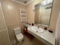 A bathroom at Green I
