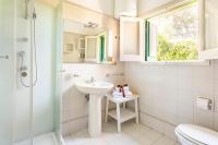 Kúpeľňa v ubytovaní mondello sea view beach apartment