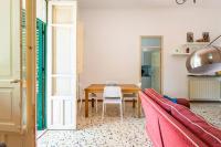 Televízia a/alebo spoločenská miestnosť v ubytovaní mondello sea view beach apartment