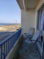 2 Stühle auf einem Balkon mit Strandblick in der Unterkunft Studio 2 Personnes -- Vue Port de Comberge ! in Saint-Michel-Chef-Chef
