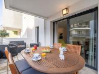 einem Holztisch mit einem Teller Essen drauf in der Unterkunft Apartment Résidence Hego Alde by Interhome in Saint-Jean-de-Luz