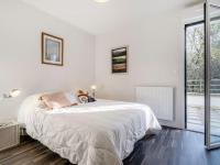 ein weißes Schlafzimmer mit einem großen Bett und einem Fenster in der Unterkunft Apartment Résidence Hego Alde by Interhome in Saint-Jean-de-Luz