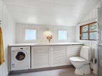 Koupelna v ubytování Holiday Home Felicity - 450m from the sea by Interhome